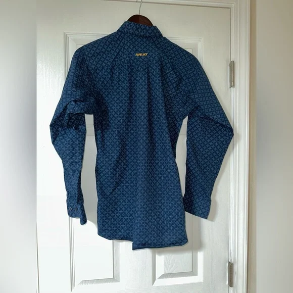 Ariat shirt fitted. Size XS - Picture 2 of 5